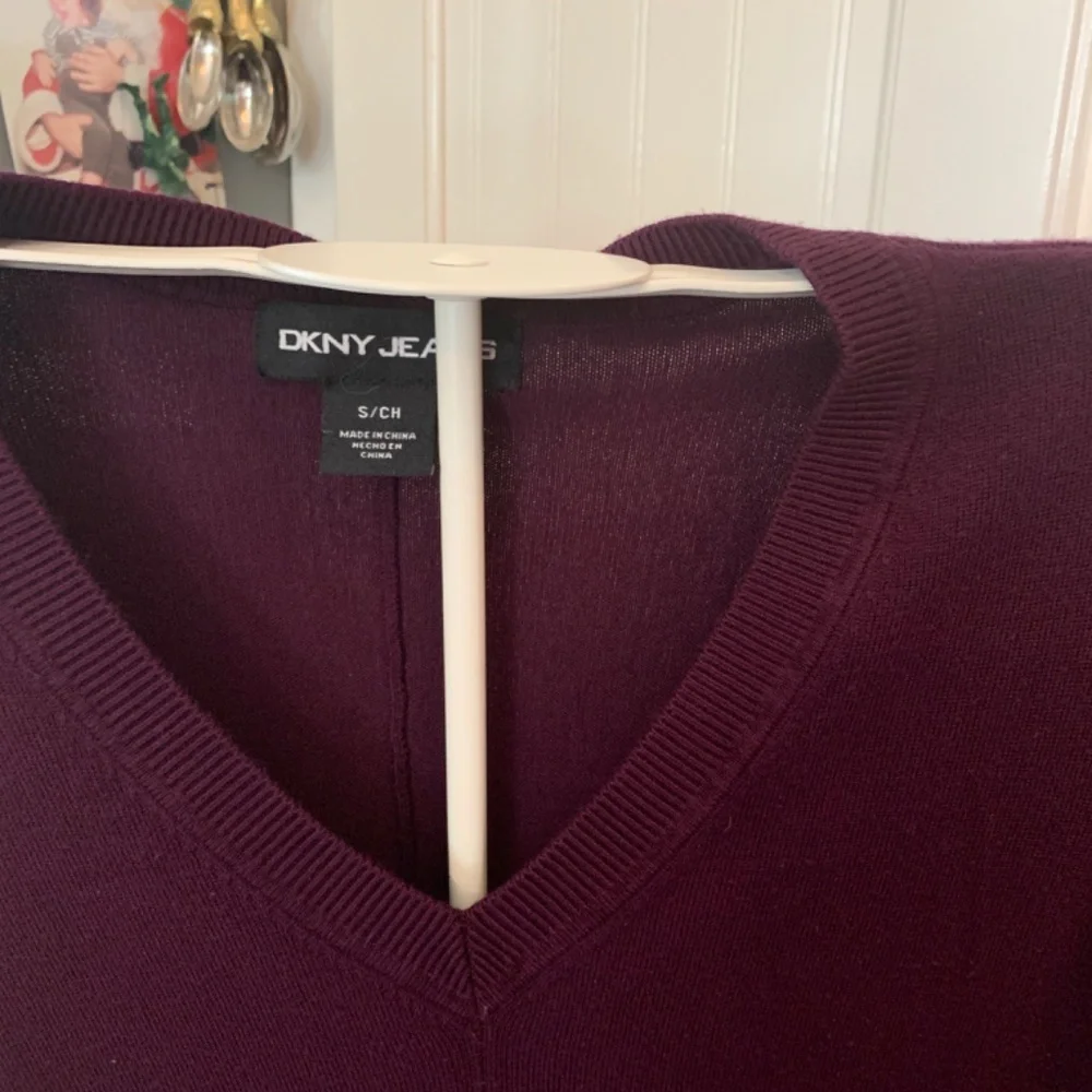 DKNY jeans‎ plum colored v neck sweater with stretch. Worn 1x